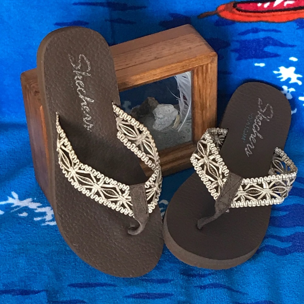 Sketchers Yoga flip flops